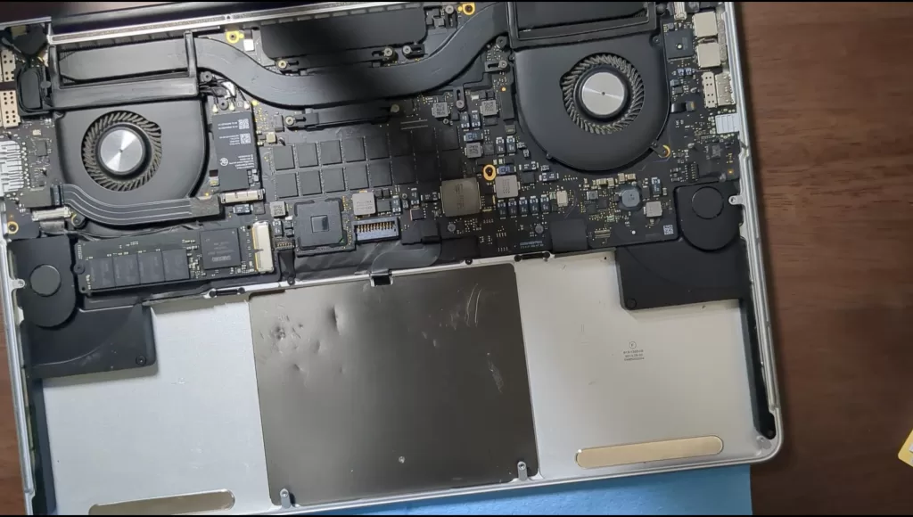 MacBook Pro(2015,A1398)
接着剤をはがしたあと