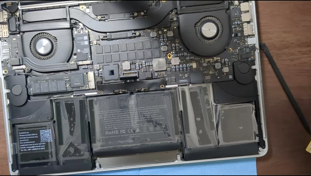 MacBook Pro(2015,A1398)
バッテリーパックの設置