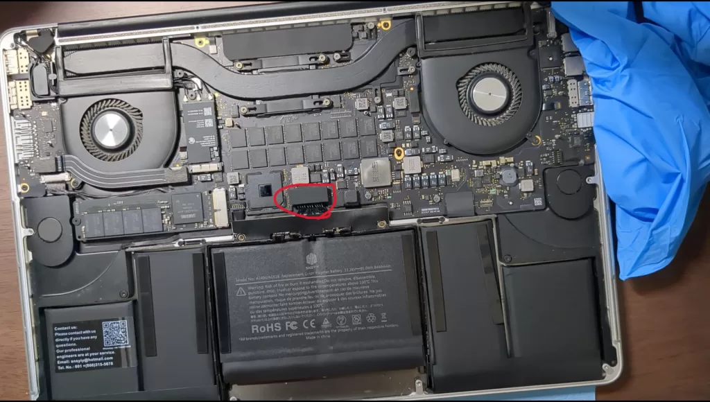 MacBook Pro(2015,A1398)
バッテリーパックとマザーボードの接続