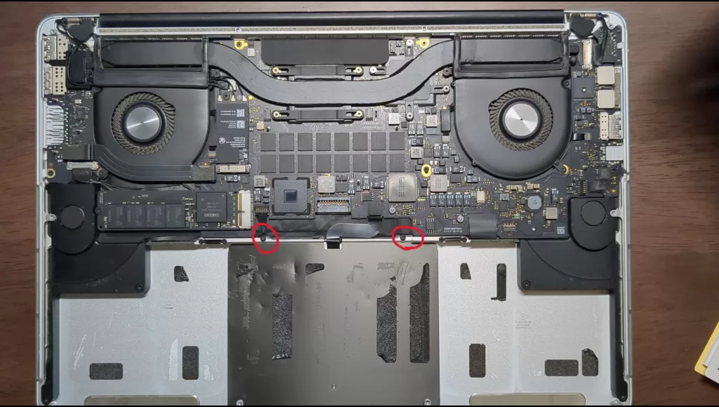 MacBook Pro(2015,A1398)
バッテリー固定用のネジを外す